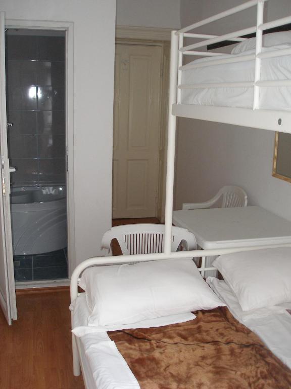 Kretan Hostel Bukarest Værelse billede