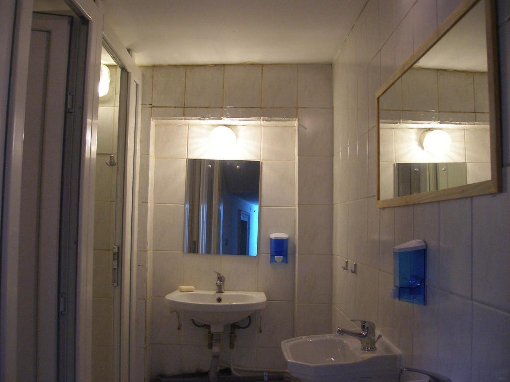 Kretan Hostel Bukarest Eksteriør billede